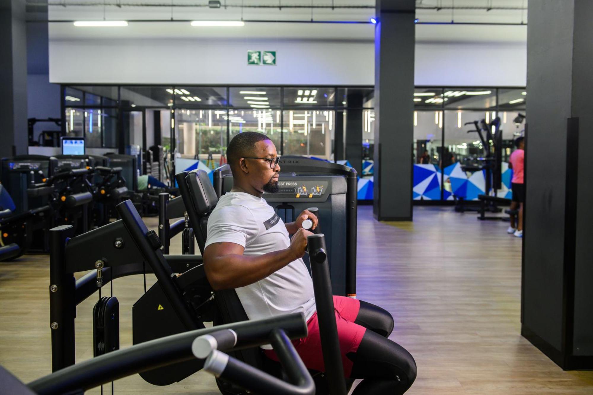 The Capital Pearls Hotel Durban Extérieur photo A man using a seated bicycle machine