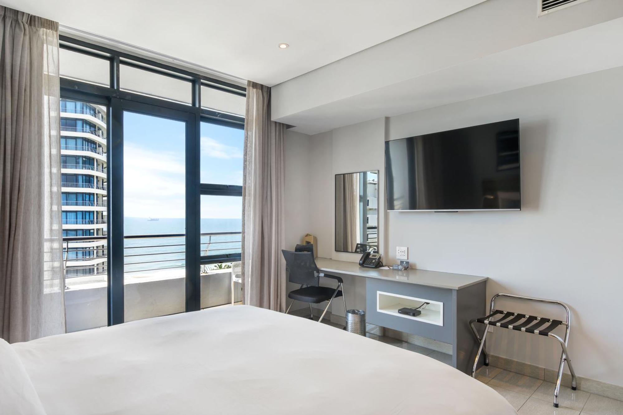The Capital Pearls Hotel Durban Extérieur photo A bedroom at the hotel
