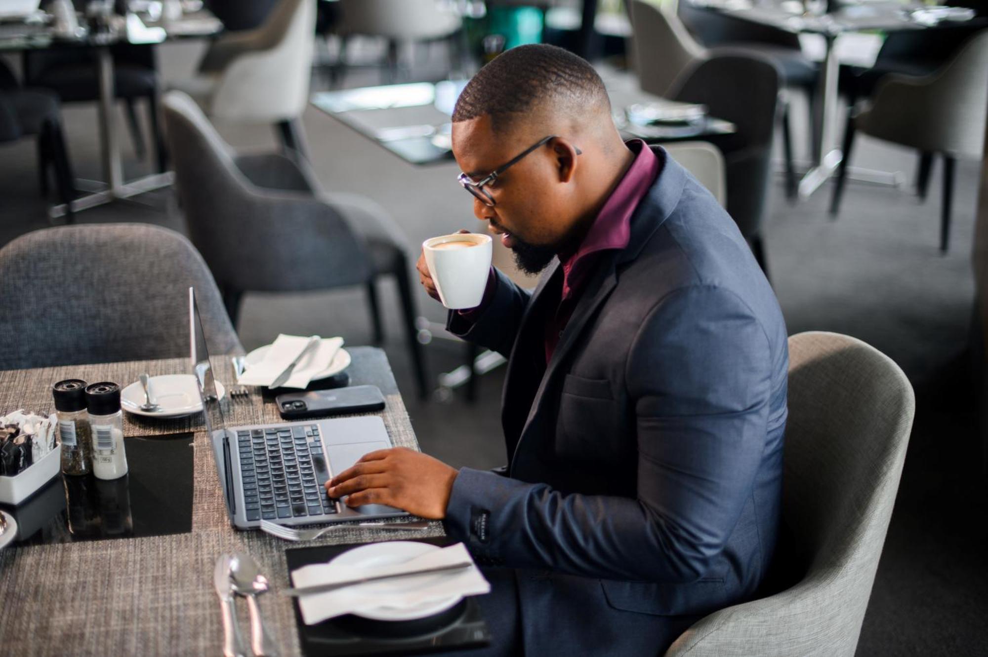The Capital Pearls Hotel Durban Extérieur photo A man working on a laptop