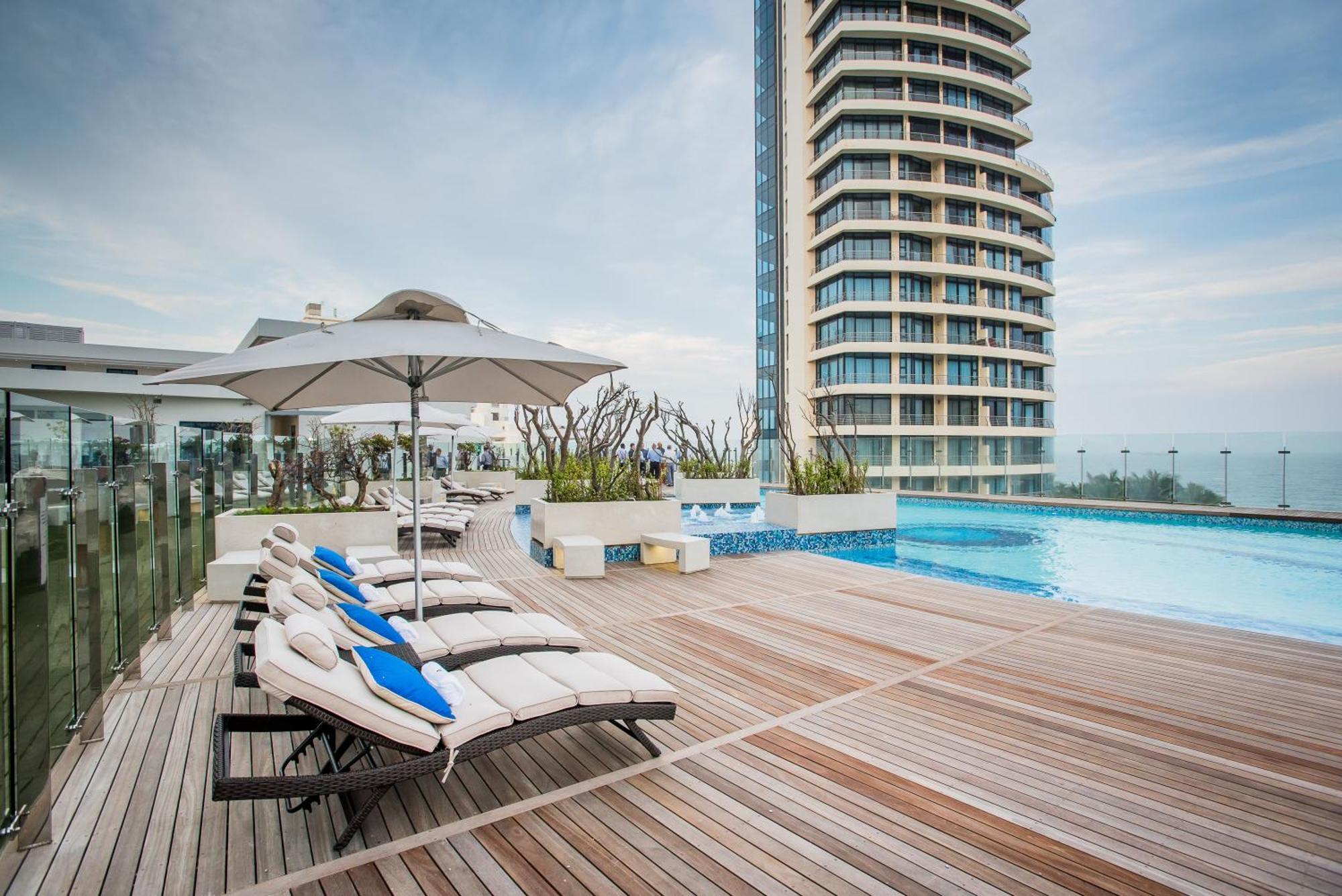 The Capital Pearls Hotel Durban Extérieur photo The swimming pool at the hotel