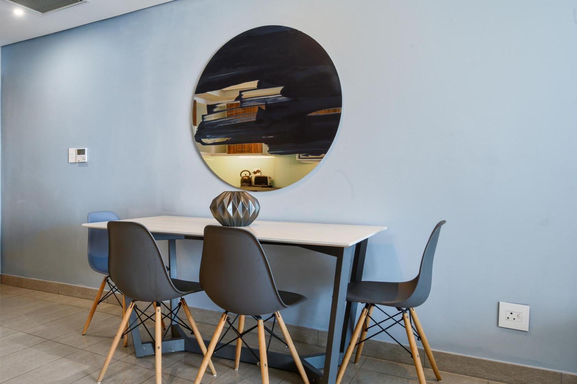 The Capital Pearls Hotel Durban Extérieur photo A dining room with a table and chairs